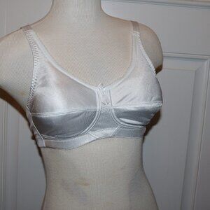 Jodee white bra size 34B has the pad inserts that is removable